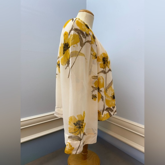 Aritzia Floral cropped sheer blouse - Picture 2 of 10